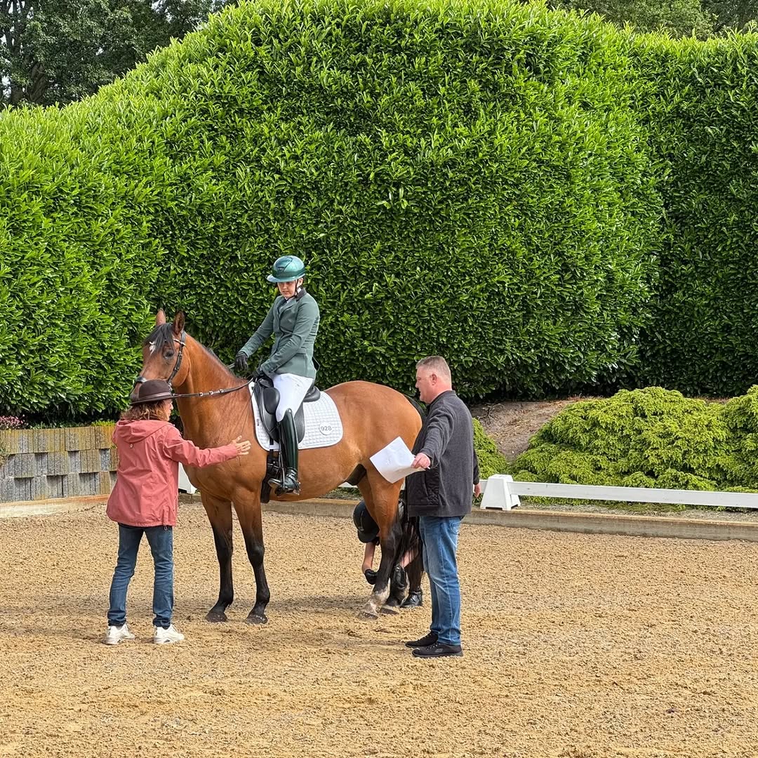 Yvanka te paard tijdens de wedstrijd, met helpers eromheen