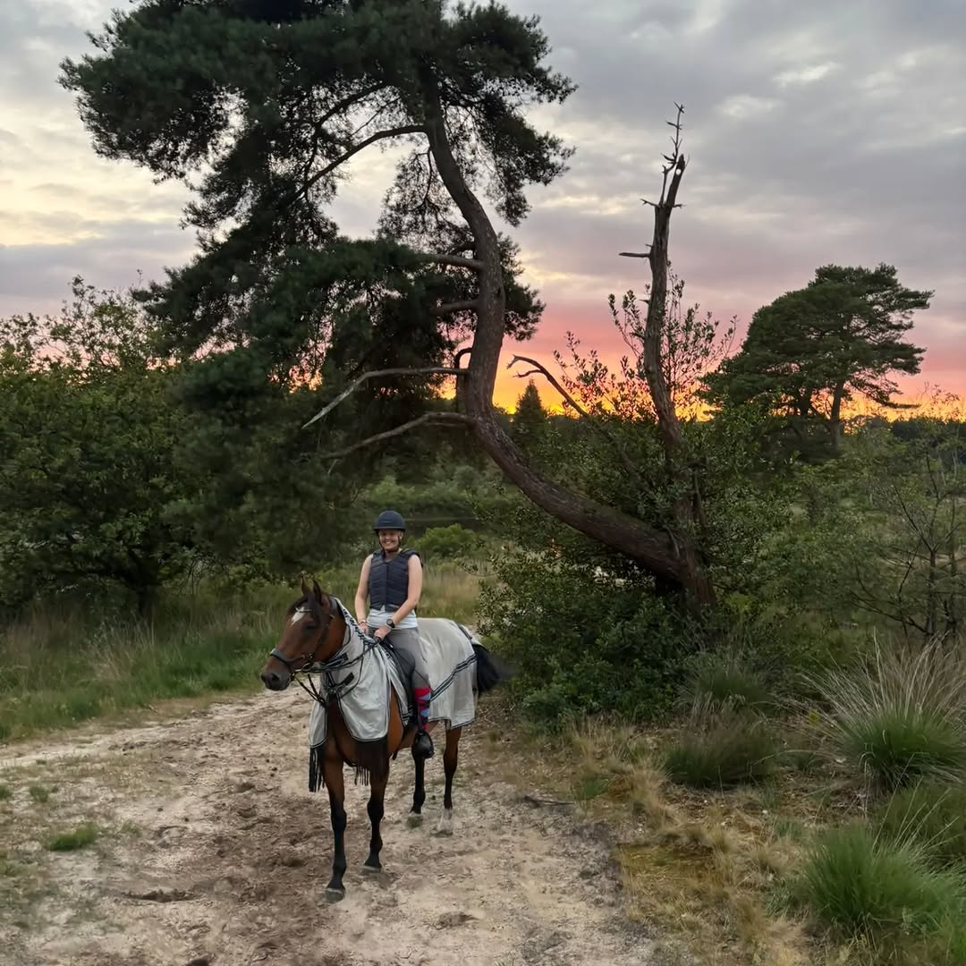 Yvanka lachend te paard bij zonsondergang